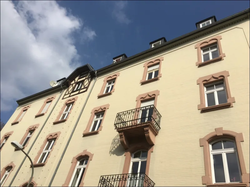 Straßenansicht - Wohnung kaufen in Ludwigshafen am Rhein / Friesenheim/Hemshof - Vermietete, großzügige 2-Zimmer-Altbauwohnung mit Balkon in denkmalgeschütztem Mehrfamilienhaus