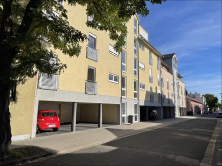 Aussenansicht - Wohnung mieten in Frankenthal (Pfalz) - Ruheoase mitten in der Stadt mit 60 m² Terrasse - 3,5-Zimmer-Wohnung, EBK, Garage & Stellplatz!