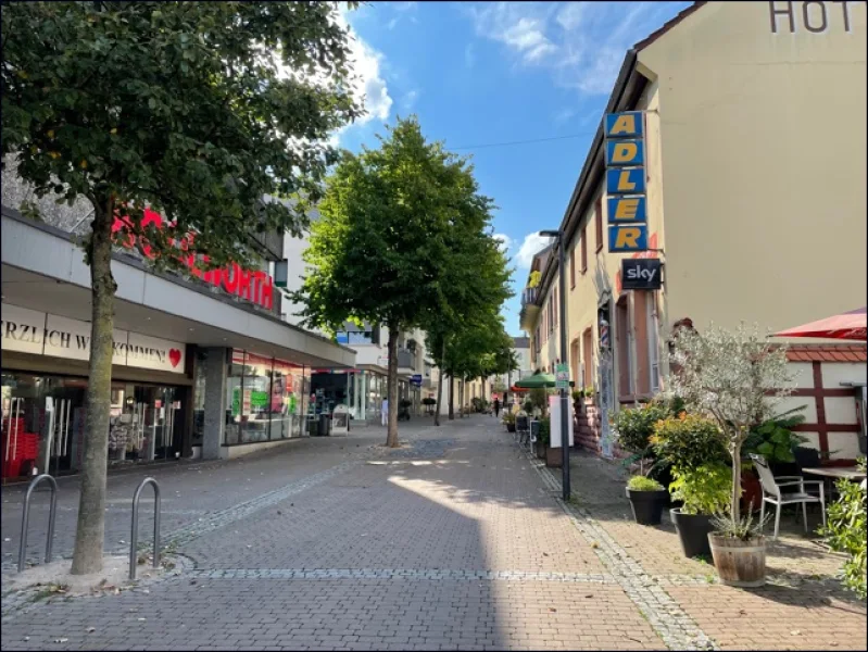 Umfeld an Werktagen sehr belebt.