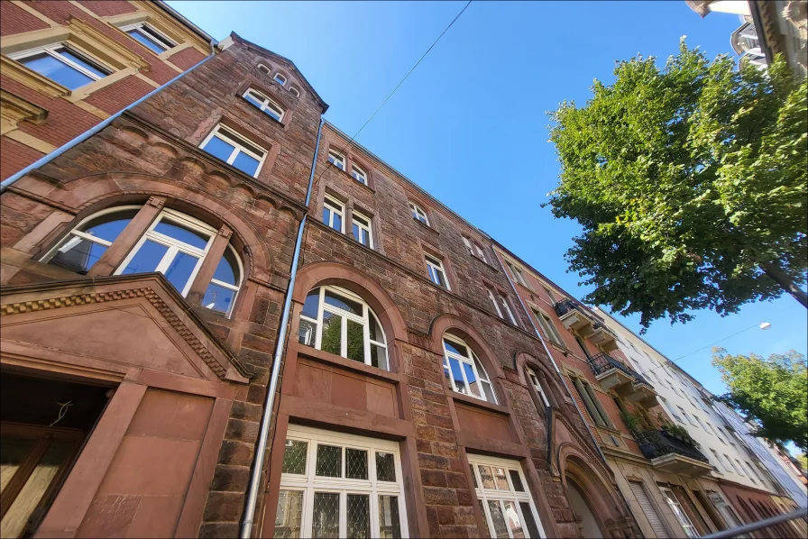 Straßenansicht des imposanten Gebäudes - Wohnung mieten in Mannheim - Schick - Modern - Anders! Wohnen im Denkmal mitten im Kult-Viertel der Schwetzinger Vorstadt!