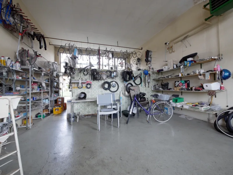 Geschäfts- und Wohnanwesen Fahrradverkaufsraum