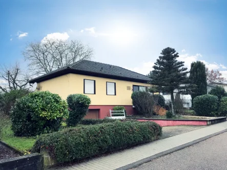 Ansicht Wohnhaus - Haus kaufen in Aglasterhausen - Wohnen auf einer Ebene in ruhiger Wohnlage ~ Erbbaurecht