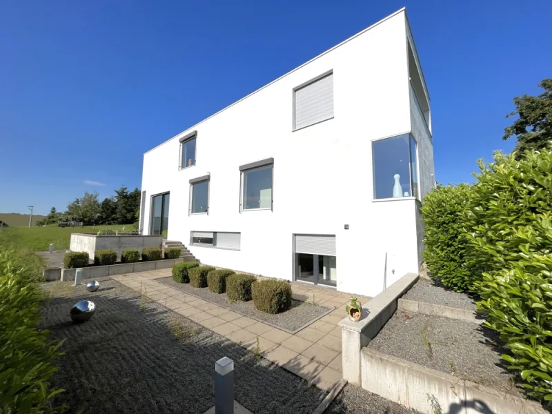 Titelbild - Haus kaufen in Buchen (Odenwald) - Minimalistisch, kubisch, abstrakt: moderne Loft-Villa der Philipp Architekten in Buchen (Odenwald)