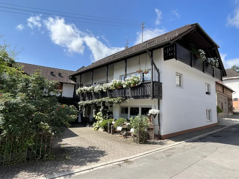 Willkommen zuhause! - Haus kaufen in Buchen (Odenwald) / Eberstadt - Landhaus-Charme --- 3 Seitenhof mit Wohnhaus, Garagen und Scheune in Buchen-Eberstadt