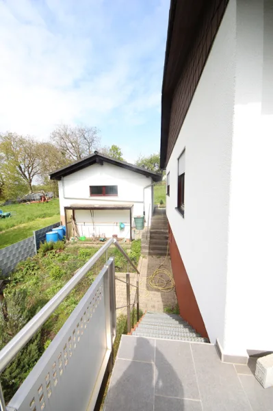 Treppenzugang zum Grundstück vom Balkon