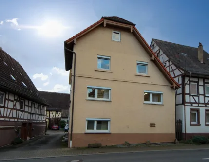 Ansicht - Haus kaufen in Schefflenz - Gemütliches Wohnhaus mit Garage u. Gartengrundstück ...