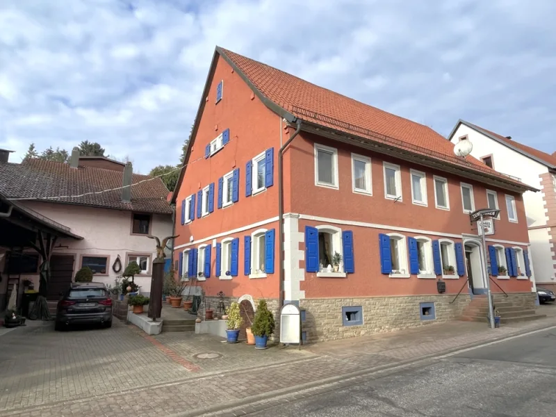 Gasthaus Falken - Haus kaufen in Billigheim / Waldmühlbach - Traditionsgasthaus Falken - Wohnhaus mit Gastraum und Scheunengebäuden