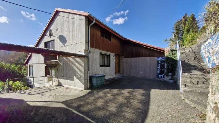 24028-RL-01 - Haus kaufen in Bad Urach - Einfamilienhaus mit Einliegerwohnung, viel Platz und einer grandiosen Weitsicht