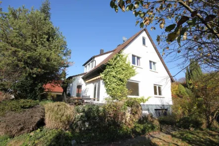 24029-JI-1 - Haus kaufen in Pfullingen - ...das gepflegte Wohnhaus mit zwei Garagen, Carport und dem Charme der fünfziger Jahre!