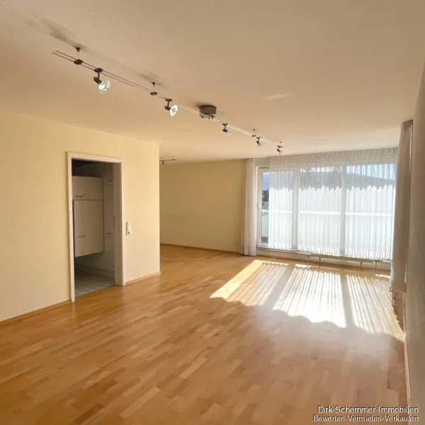 Wohnbereich - Wohnung kaufen in Freiburg im Breisgau / Haslach - Ganz oben Wohnen, mit Blick auf den Schönberg4 Zimmer Attikawohnung in Freiburg-Haid