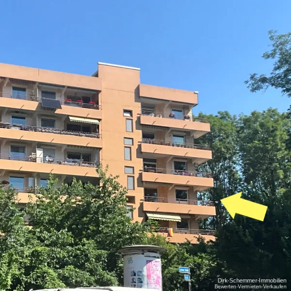 Ansicht Ostseite - Wohnung kaufen in Freiburg im Breisgau - Erbbaurecht, modernisierungsbedürftige 4 Zimmer Wohnung mit Balkon