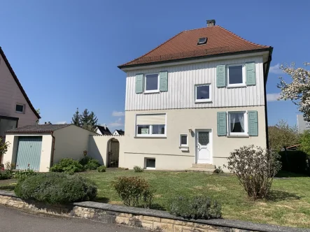 Außen - Haus kaufen in Crailsheim - Renovierungsbedürftiges nettes Einfamilienhaus mit Garage, sofort frei