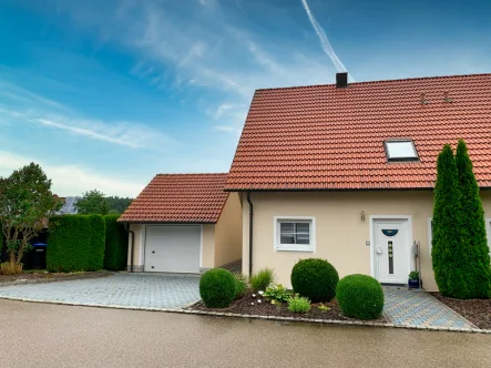 Außen - Haus kaufen in Kreßberg - Großzügige, sehr gepflegte, hübsche Doppelhaushälfte mit Garage in Waldtann | sofort beziehbar