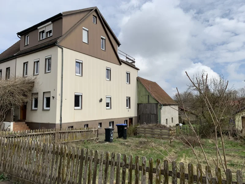 Außen - Haus kaufen in Crailsheim - Stadtnah gelegene, renovierungsbedürftige Doppelhaushälfte mit Nebengebäuden| sofort frei