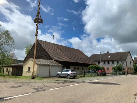 Titelbild - Haus kaufen in Kreßberg / Bergertshofen - Ehemaliges Bauernhaus mit Stall und Scheune auf ca. 3.691 m² Grundstück in TO Kreßberg