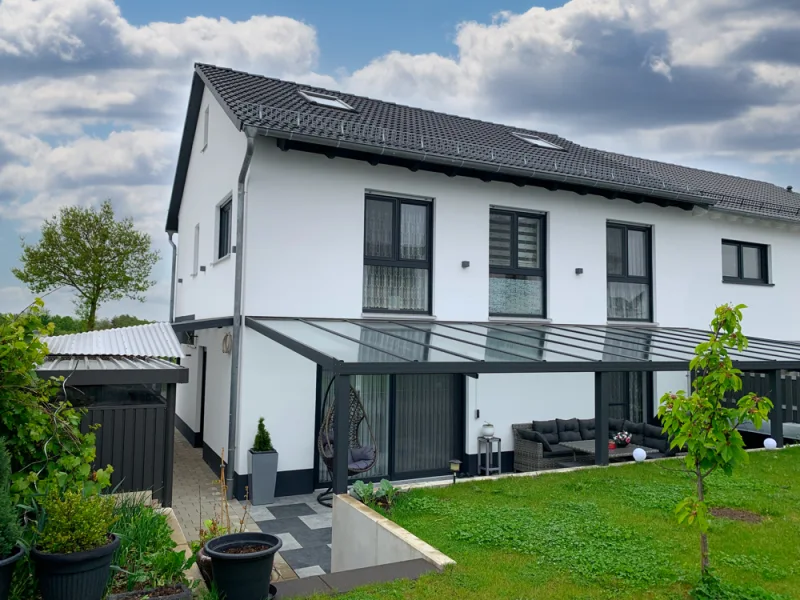 Außen - Haus kaufen in Crailsheim - Top gepflegte, großzügige Doppelhaushälfte mit großer überdachter Terrasse u. Carport