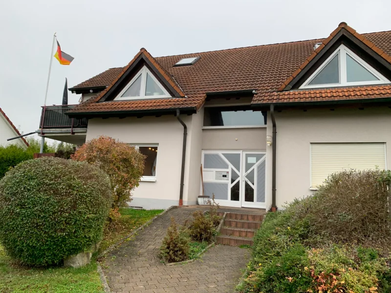 Außen - Wohnung kaufen in Wallhausen - Hübsche 2,5 Zimmer Erdgeschosswohnung mit Einbauküche, Terrasse, gr. Kellerraum u. 2 Stellplätzen