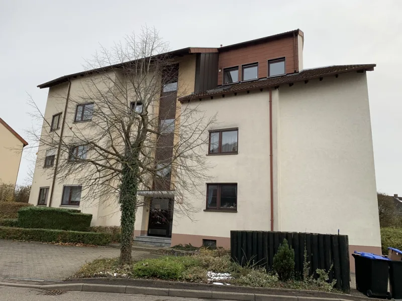 Außen - Wohnung kaufen in Crailsheim - Renovierungsbedürftige 2 Zimmerwohnung mit Balkon u. Stellplatz in Altenmünster |sofort frei