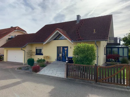 Außen - Haus kaufen in Wallhausen - RESERVIERT | Top gepflegtes Einfamilienhaus mit Wintergarten u. Doppelgarage in Wallhausen