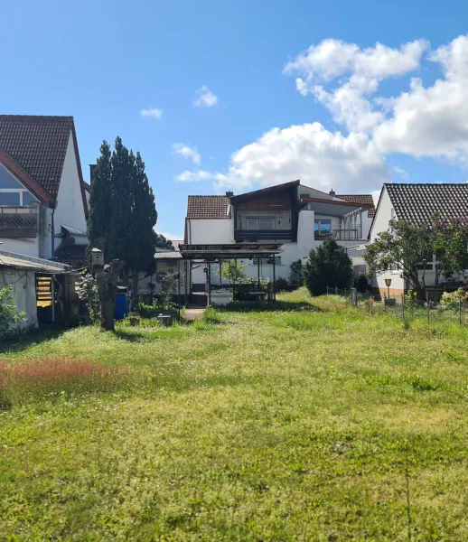 Blick Garten auf das Haus - Haus kaufen in Haßloch - Potenzieller Bauplatz + Doppelhaushälfte