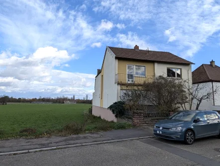 Ansicht Straße - Haus kaufen in Schifferstadt - Ein-/Zweifamilienhaus mit Feldrandlage