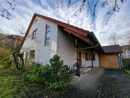 Gebäudeaussenansicht - Haus kaufen in Berg - Attraktives Familienidyll in Berg-Sofort beziehbares Einfamilienhaus mit traumhaftem Gartengrundstück