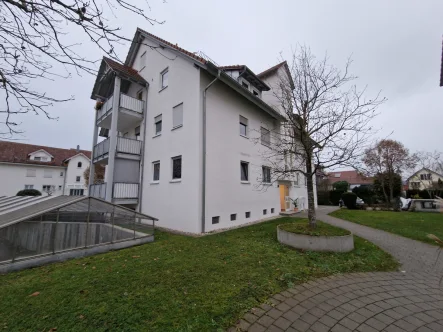 Gebäudeaussenansicht - Wohnung kaufen in Ummendorf - Vermietete 3-Zimmer Hochparterre Wohnung in zentraler Wohnlage von Ummendorf