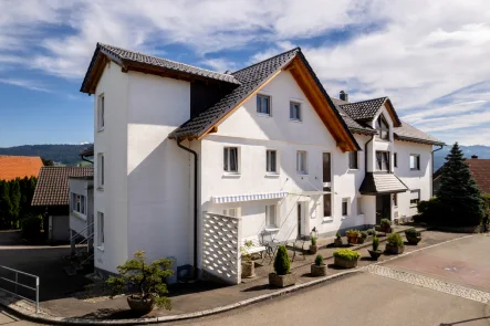 Gebäudeaussenansicht - Haus kaufen in Sigmarszell - Investment in Sigmarszell - Teilort Thumen- 9-Familienhaus in naturnaher Wohn-/Aussichtslage