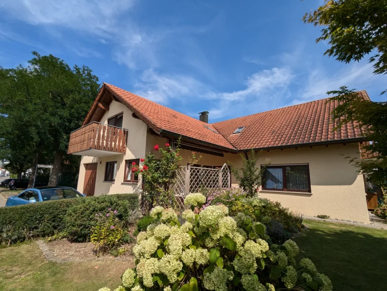 Gebäudeansicht - Haus kaufen in Weingarten - Sehr gepflegtes Zweifamilienhaus in beliebter Lage von Weingarten