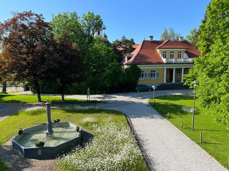 Wunderschöne Parkanlage im Grünen mit historischen Gebäuden 