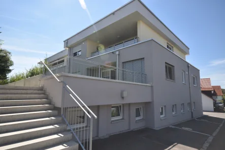 Gebäudeansicht - Wohnung kaufen in Bergatreute - Barrierefreie 3,5-Zimmer-Neubauwohnung mit Gartenterrasse in Bergatreute in ruhiger LageKfW 55