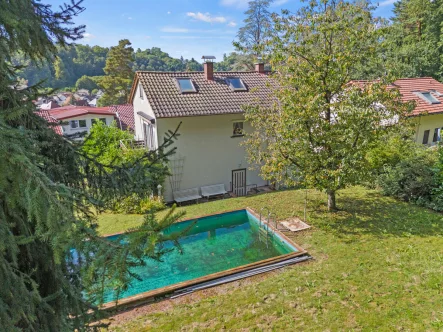 Gebäuderückseite mit Garten und Pool - Haus kaufen in Ravensburg - Ravensburg - ZentrumsnäheCharmantes Domizil mit Pool in Waldrandlage