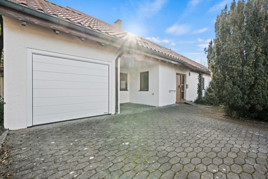 Ansicht mit Garage