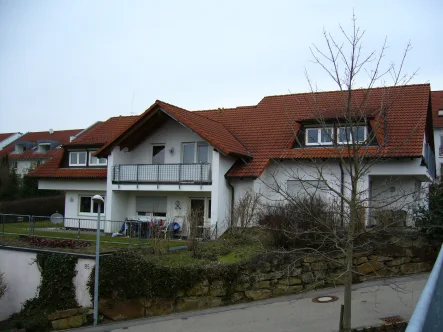 Südansicht - Wohnung kaufen in Schwäbisch Gmünd - Helle, gut geschnittene 2-Zimmer-Wohnung in sehr gepflegter kleiner Wohnanlage! TG-Stellplatz!