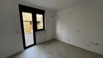 Küche mit Tür zu Terrasse