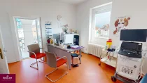 Behandlungszimmer 1 mit Zugang zum Balkon