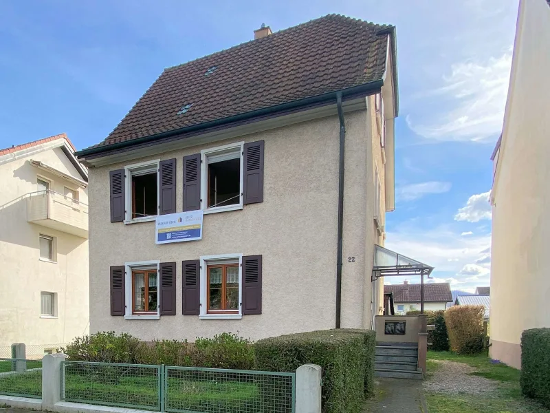 Ansicht - Haus kaufen in Grenzach-Wyhlen / Wyhlen - Freistehendes Zweifamilienhaus in Wyhlen, historisches Gebäude mit Schopf und großem Garten, teilmodernisiert, ausbaufähig, ruhige Lage, 1 WE frei