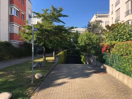 TG Schützenallee Einfahrt - Garage/Stellplatz mieten in Freiburg - FR Schützenallee, Nähe Zentrum Oberwiehre, Tiefgaragenstellplatz (Doppelparker unten)