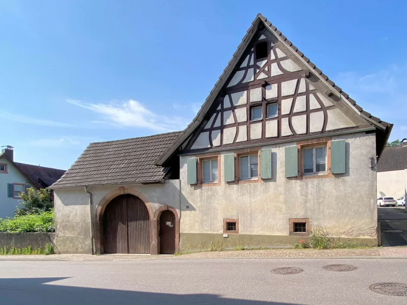 Ansicht_von_der_Straße - Haus kaufen in Bötzingen - Reserviert: Bötzingen, Ortsmitte, ehemaliger Winzerhof, Denkmalschutz, frei