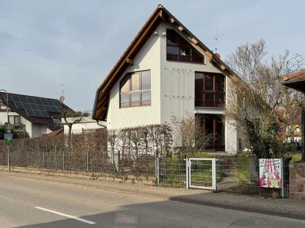 Ansicht_von_Südosten - Haus mieten in Vörstetten - Teilmodernisiertes EFH in Vörstetten, Bad, Böden, Heizung, EBK neu, großer Hobbyraum, Studio, Doppelparker