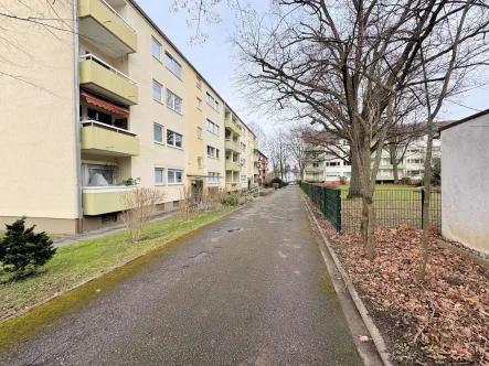 Wilhelm-Weitzel-Weg Wolfgang Seitz - Wohnung mieten in Staufen - Staufen Kernort, Nebenstraße:Umfassend modernisierte 3-Zimmer-Wohnung im 1. OG, Gäste-WC, 2 Balkone