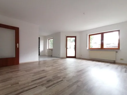 Wohnzimmer - Wohnung kaufen in Tuttlingen - Naturnahes Wohnen - Helle 3-Zimmer-EG Wohnung in Waldrandlage