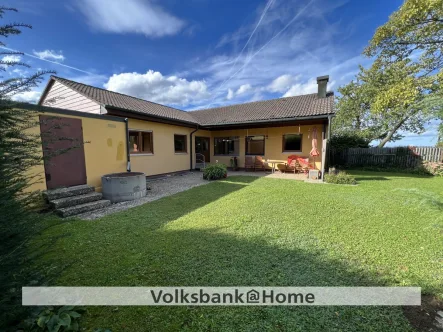 Titelbild - Haus kaufen in Gäufelden / Nebringen - Bungalow auf großem Grundstück in Feldrandlage