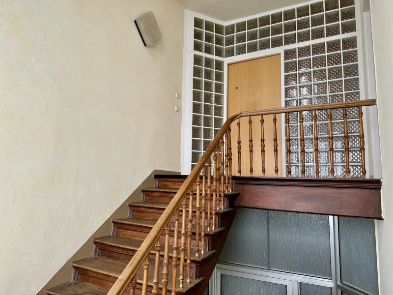 Treppe mit Wohnungstüre