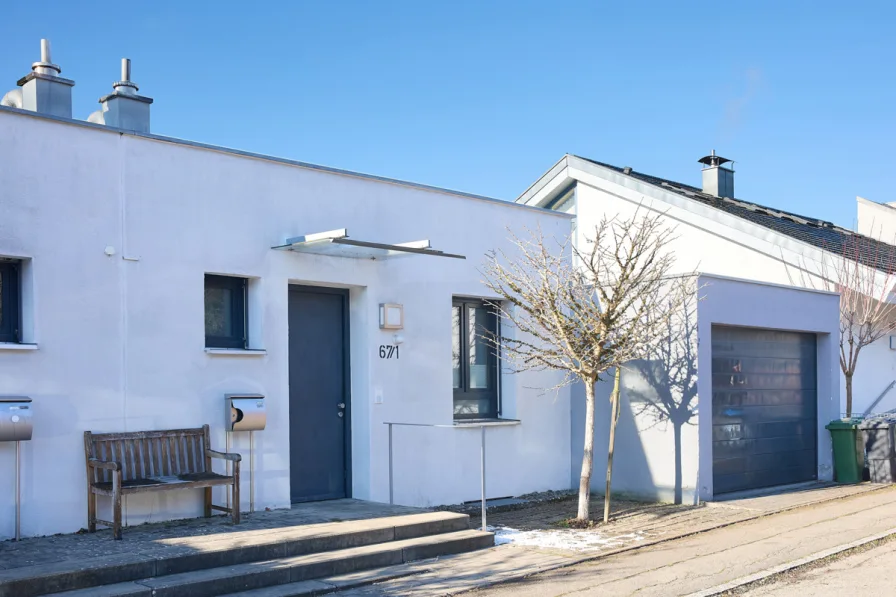 Ansicht Straße mit Garage