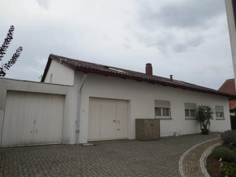 Außenansicht - Haus kaufen in Pforzheim - Alles auf einer Ebene! Wohnhaus mit Garage u. Garten zu verkaufen