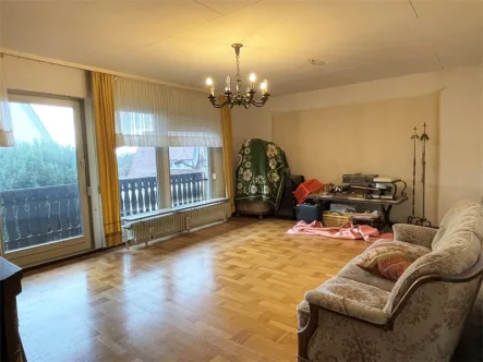 Wohnzimmer EG - Haus kaufen in Neuenbürg -  Mehrfamilienhaus mit Garten, Garage + Stellplatz im OT Waldrennach
