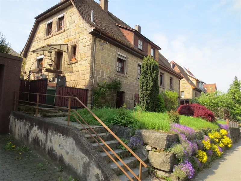 Vorderansicht - Haus kaufen in Mühlacker - san.-bedürftige DHH mit Potenzial! - Garten, Terrasse, Garage, Balkon und mehr!