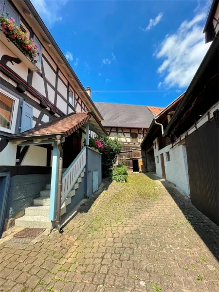 Innenhof und Nebengebäude - Haus kaufen in Königsbach-Stein - Schmuckstück für Fachwerk-Liebhaber! - nutzen Sie die AfA und das Potential!