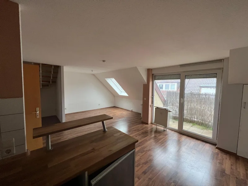 Wohn-Essbereich - Wohnung kaufen in Pforzheim -  3-Zi-Maisonette, zentral in der Nordstadt mit Balkon und Dachterrasse mit Blick über PF